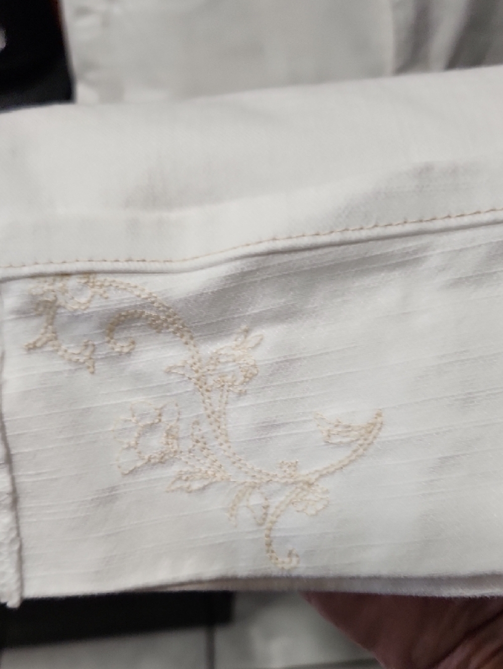 Gloria Vanderbilt White Embroidered Capri Jeans - Picture 7 of 11